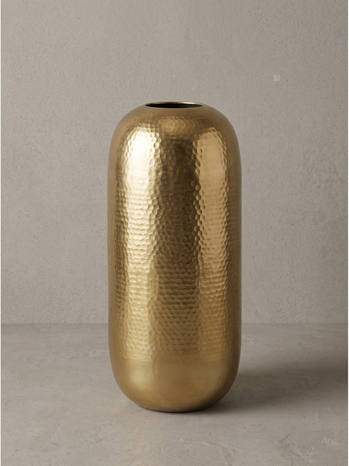 Runde Dekovase aus massivem Aluminium 45 cm hoch mit goldener gehämmerter Oberfläche freigestellt vor einem neutralen Hintergrund_