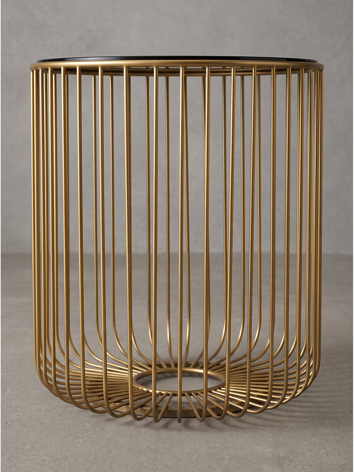 Seitenansicht des 47cm hohen Loungetischs, bei der die elegante Wölbung der filigranen Metallstreben besonders zur Geltung kommt.