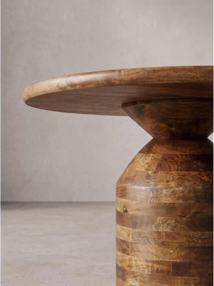 Holz-Wohnzimmertisch mit 42cm Höhe in leicht erhöhter Perspektive zeigt die harmonische Proportion zwischen Platte und massivem Fuß_