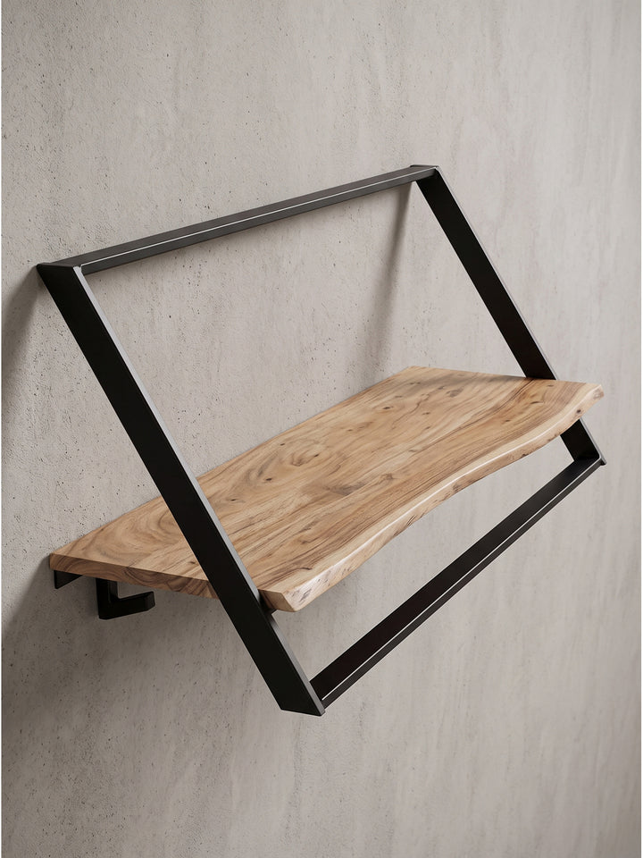 Fokus auf die sechs robusten Kleiderhaken am unteren Metallrohr der Garderobe, ideal für schwere Winterjacken und Ledertaschen._
