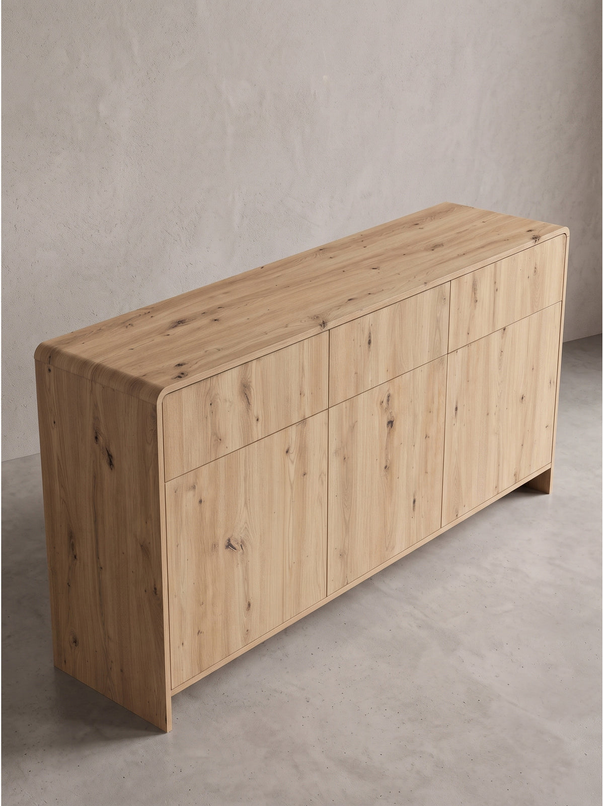 Schrägansicht der modernen Kommode aus robustem MDF in Eichenoptik, welche die sanft abgerundeten Kanten der Deckplatte betont.