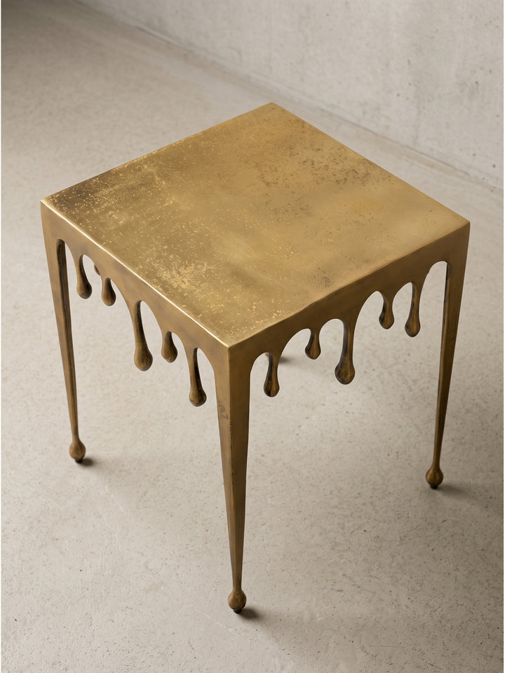 Goldener Metalltisch 45,5x45,5x51 cm mit organisch geformten Kanten und schlanken Beinen im extravaganten Schmelz-Look_