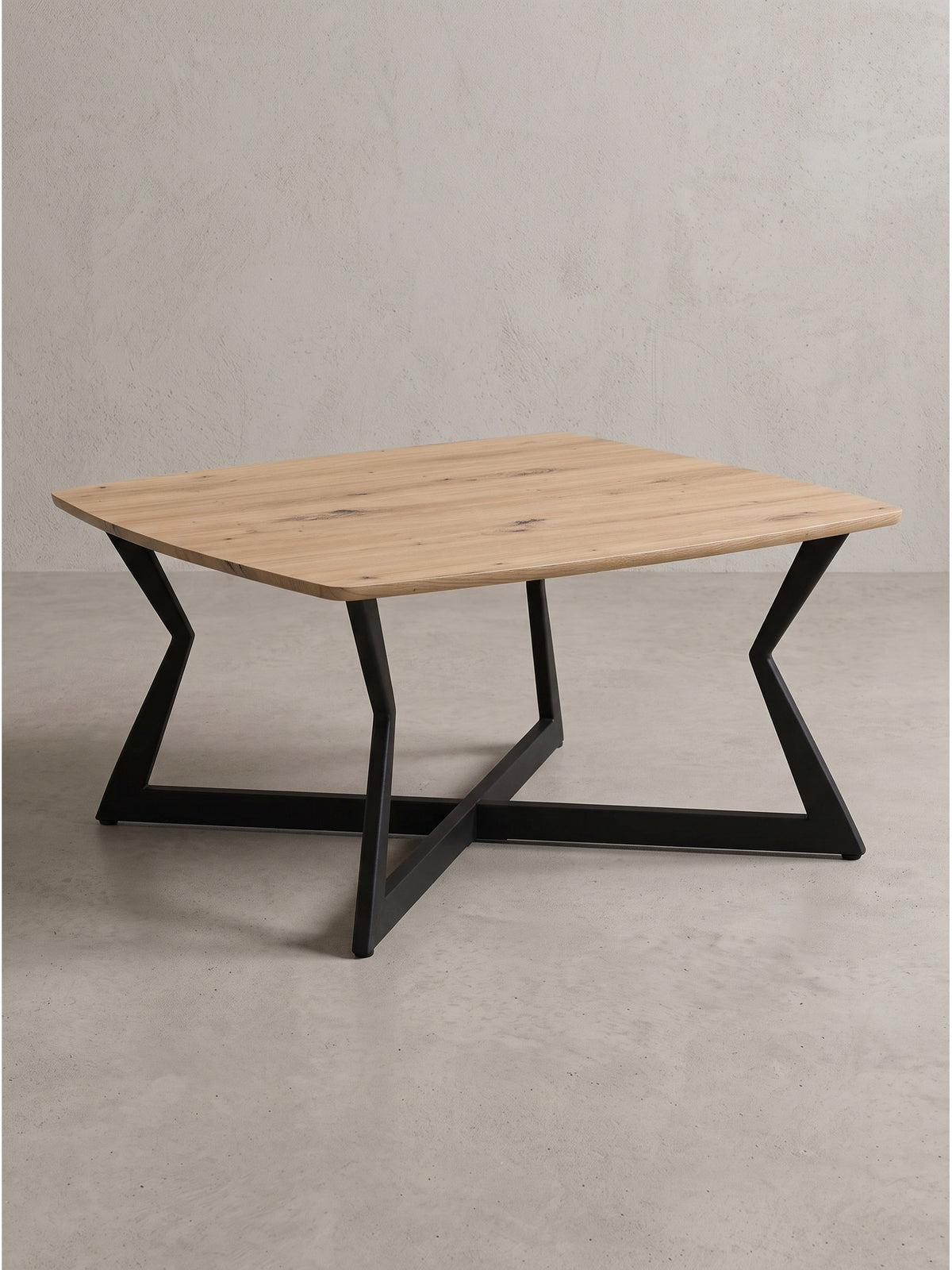Quadratischer Couchtisch 75x75 cm mit warmer Eiche Optik und schwarzem Metallgestell in schräger Frontansicht