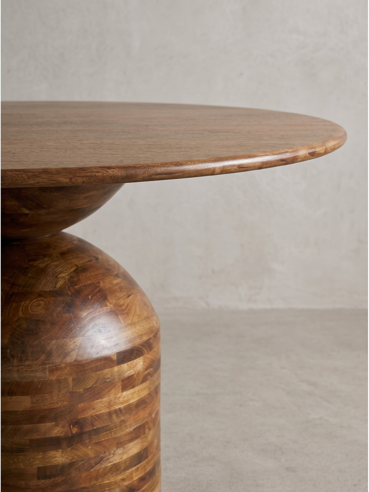 Vollständige Übersicht des kompakten Esstisches aus Naturholz, der gemütliches Design und robuste Handwerkskunst für ein stilvolles Esszimmer elegant vereint_