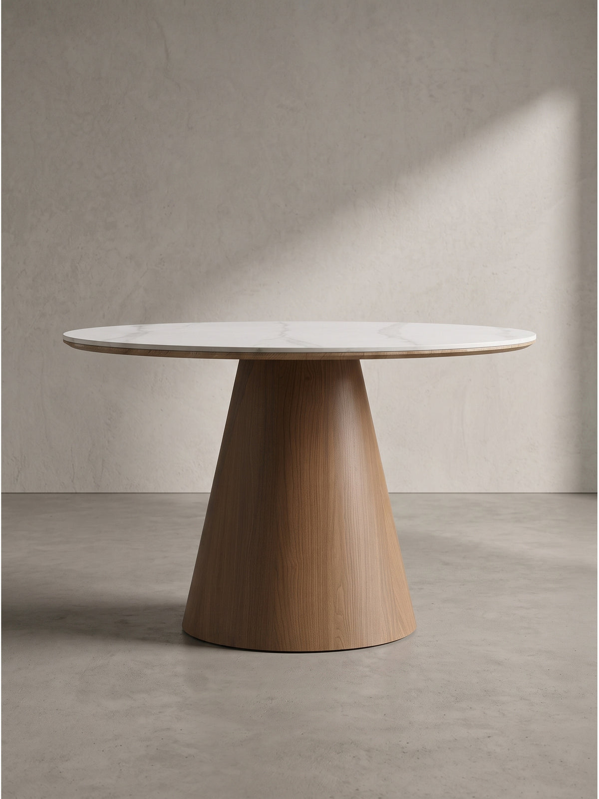 Gesamtansicht des Design-Esstisches mit den Maßen 120x120x75 cm zeigt die ausgewogene Symmetrie von runder Platte und kegelförmiger Basis