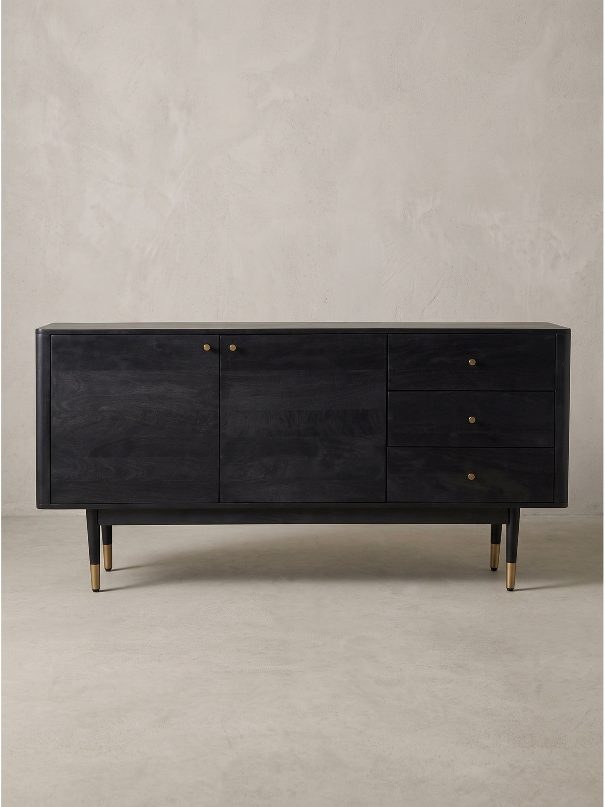 Seitenansicht des 42 cm tiefen Wohnzimmer-Sideboards aus dunkel lackiertem Akazienholz mit geradliniger Silhouette und schmalen Metallfüßen._