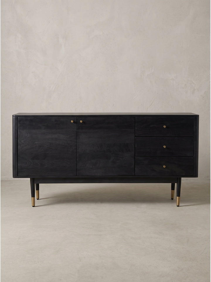 Seitenansicht des 42 cm tiefen Wohnzimmer-Sideboards aus dunkel lackiertem Akazienholz mit geradliniger Silhouette und schmalen Metallfüßen._