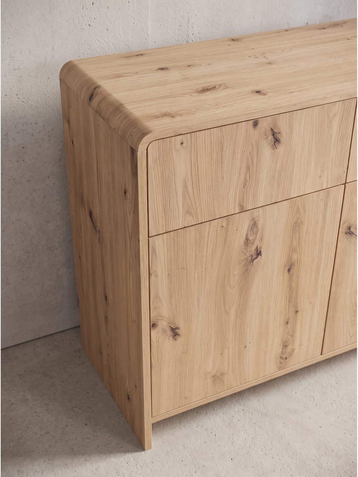 Frontalansicht des kompakten Sideboards in warmer Holzoptik als platzsparendes Stauraummöbel