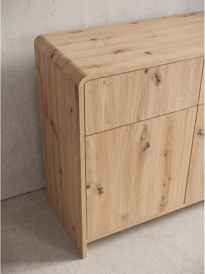 Frontalansicht des kompakten Sideboards in warmer Holzoptik als platzsparendes Stauraummöbel_