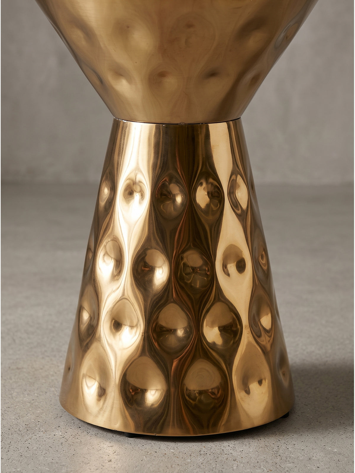 Runder Couchtisch aus Aluminium in Gold 36x51 cm in Sanduhr-Silhouette auf weißem Hintergrund_