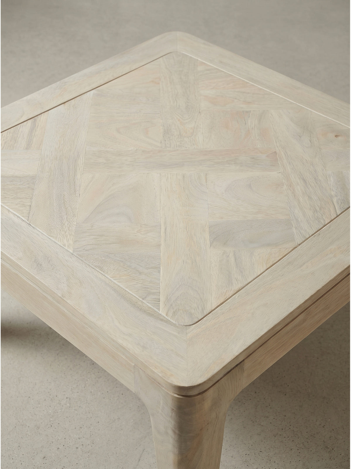 Gesamtansicht des modernen Couchtisches aus Mangoholz im zeitlosen Design mit klaren geometrischen Linien_