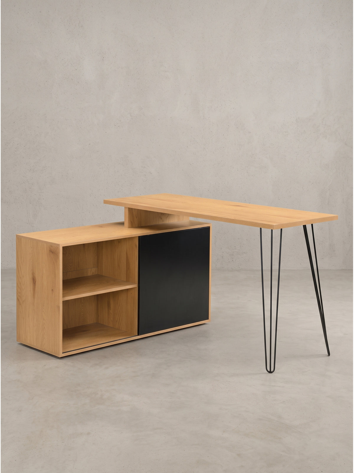 Freistehender Schreibtisch aus MDF Eiche Dekor Schwarz mit Regalteil und filigranen Metallbeinen vor weißem Hintergrund.