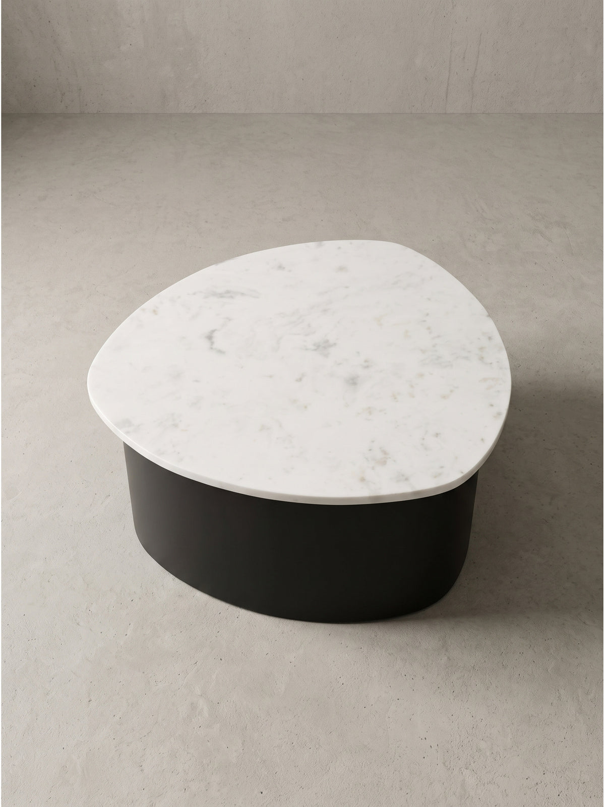 Schwarzer Design Couchtisch mit weißer Marmor Tischplatte leicht von oben fotografiert zur Darstellung der organischen Form_