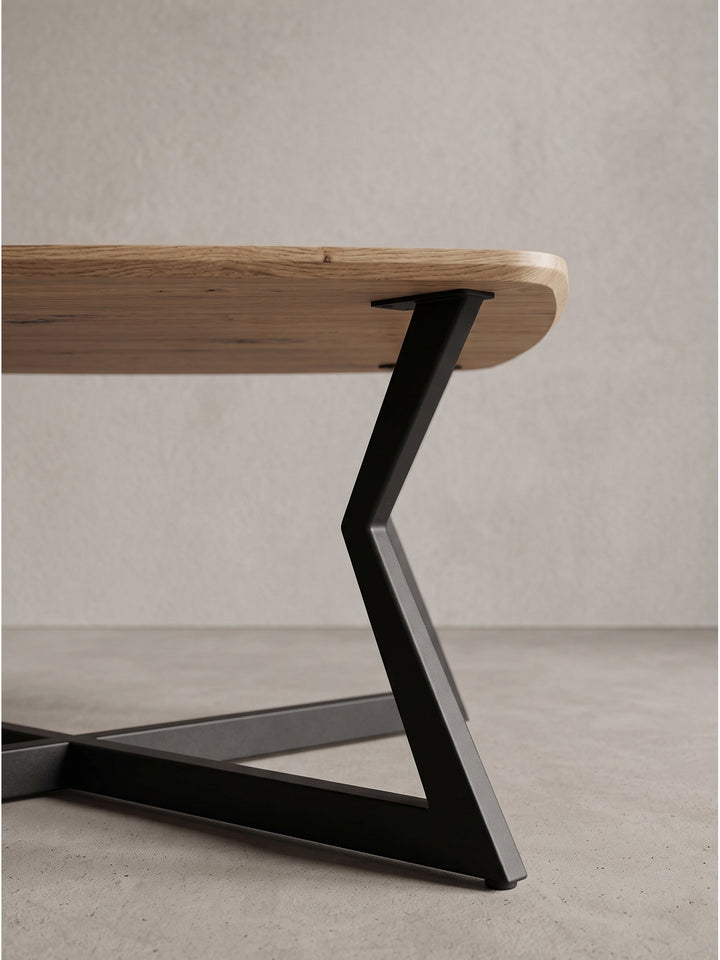 Moderner Kaffeetisch Industrial Style mit Holzoptik Platte 75x75 cm und gekreuztem schwarzen Metall-Bodenkreuz_