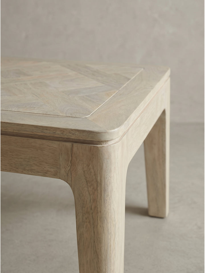 Perspektivische Darstellung des quadratischen Holz Couchtisches 60x60 cm in heller White Wash Optik_