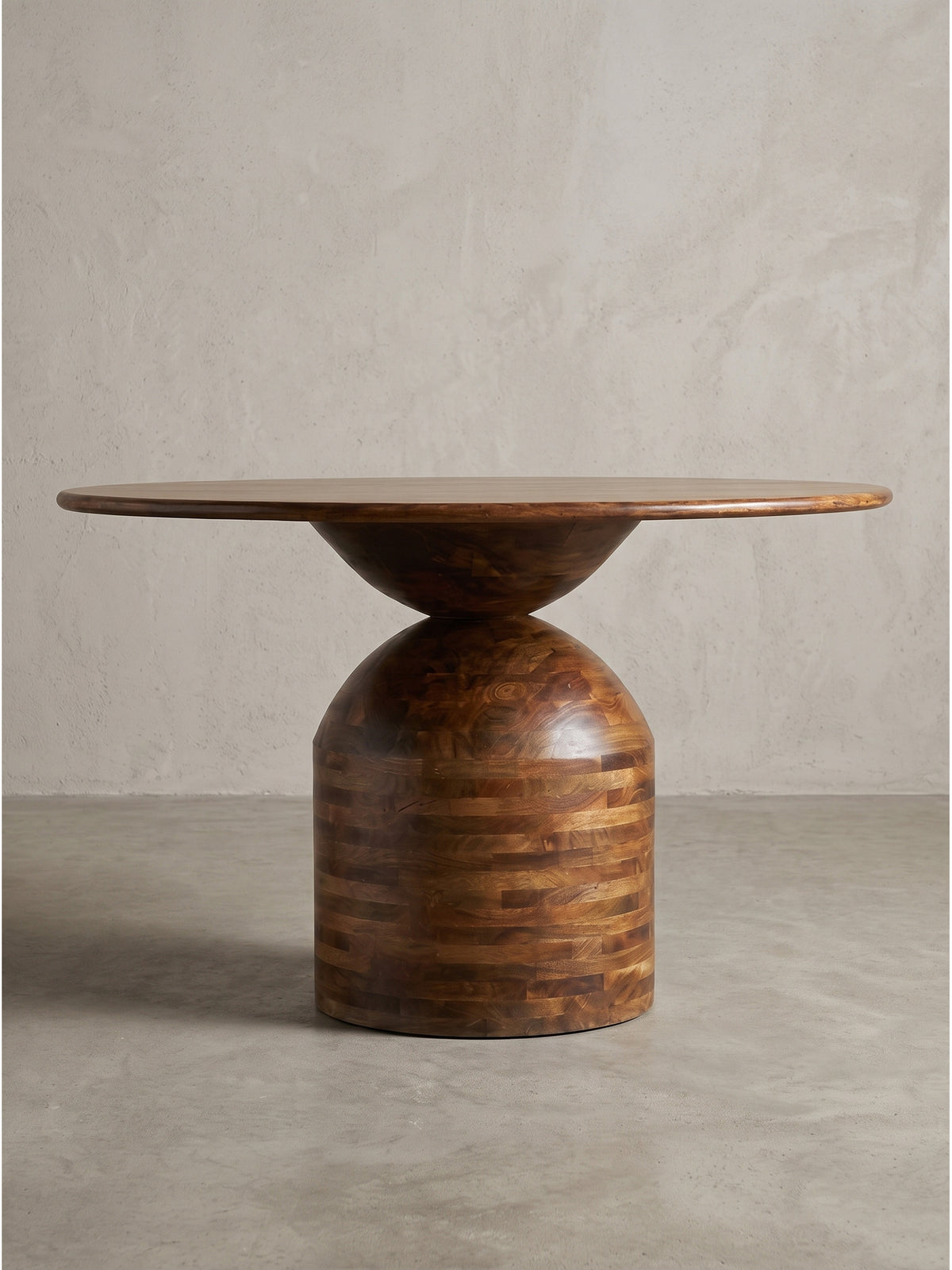 Seitenansicht des modernen Holztisches mit 74cm Höhe, der durch seine einzigartige geometrische Basis einen stabilen Stand und architektonische Präsenz bietet