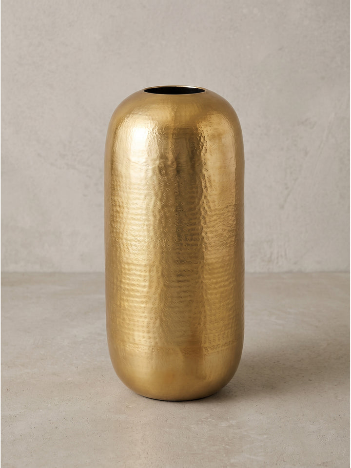 Große Standvase aus Aluminium in Gold mit 20 cm Durchmesser im Profil vor einer weißen Studioleinwand fotografiert_