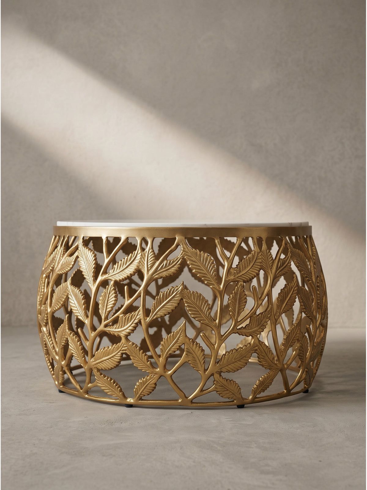Profilansicht des 33cm hohen Wohnzimmertischs, die das elegante Design des durchbrochenen Metallgestells bei hellem Studiolicht präzise abbildet_
