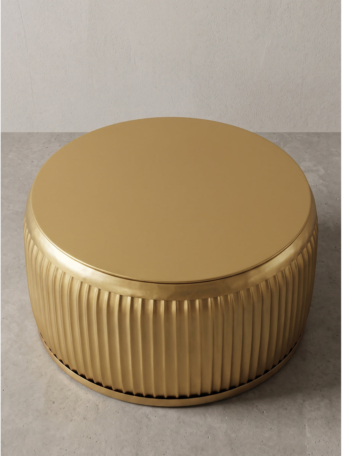 Leicht gedrehte Ansicht des goldenen Metall-Loungetisches zeigt die perfekte Zylinderform und die feine Oberflächenverarbeitung des Eisens_