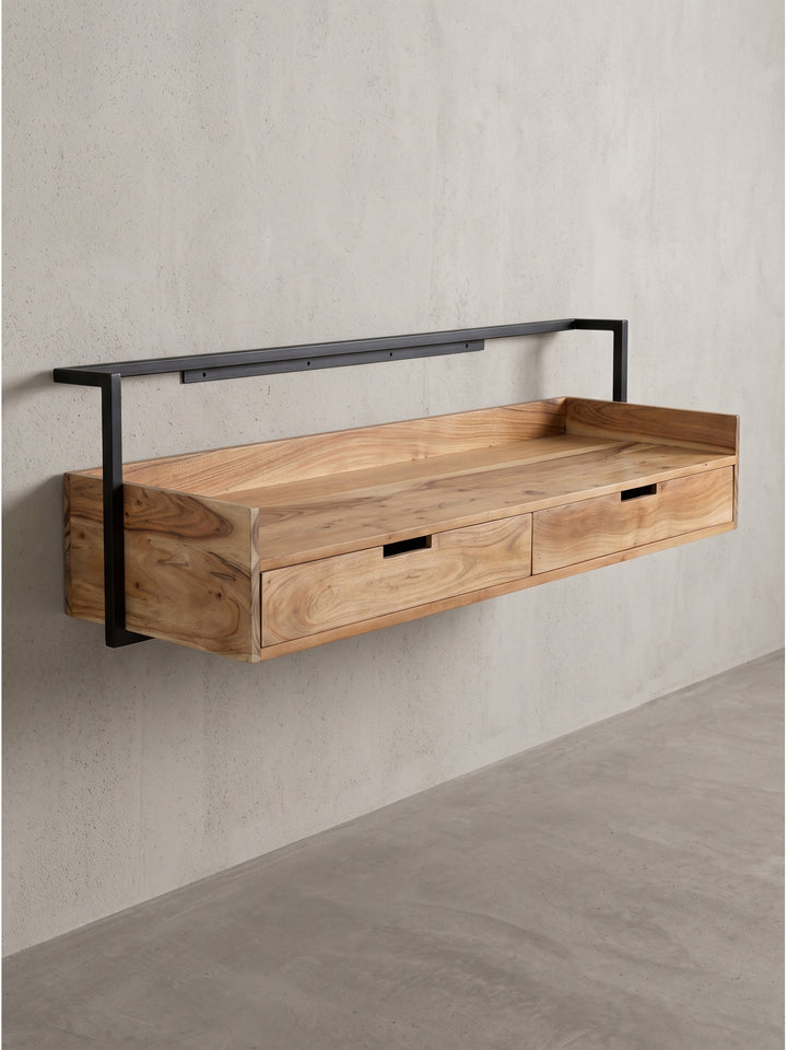 Frontale Studioansicht des 120 cm breiten Wandschreibtisches aus massivem Akazienholz mit integriertem Metallrahmen vor weißem Hintergrund._