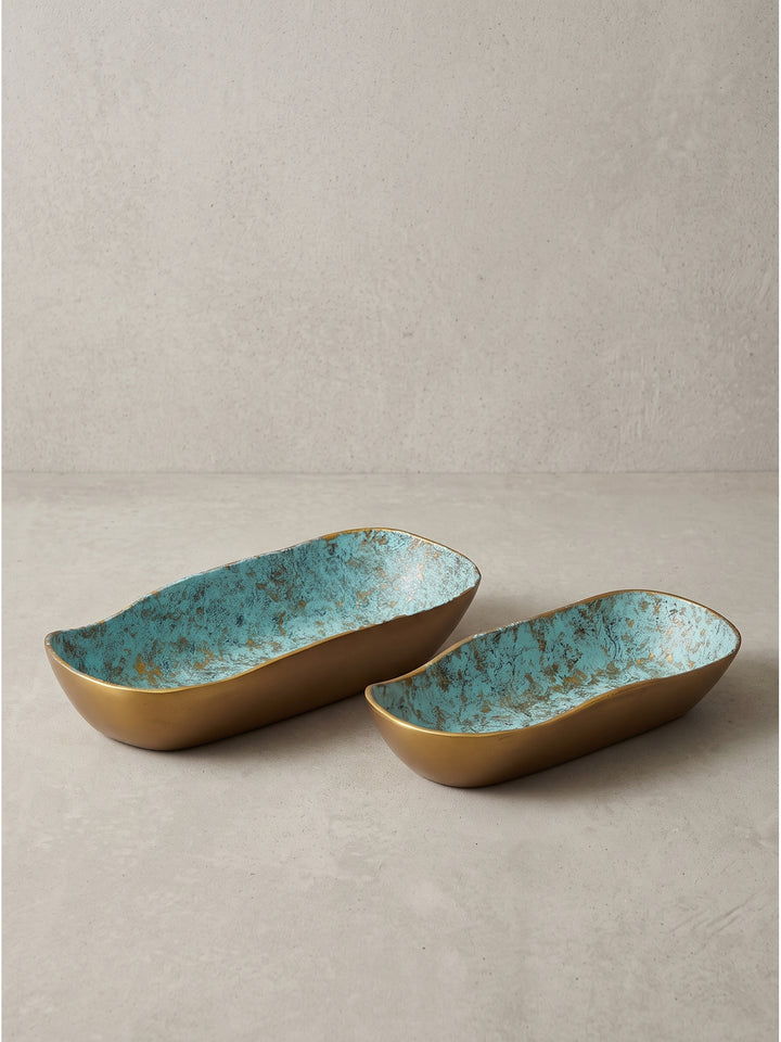Dekoschale 2er Set Aluminium Gold Patina Oval 40cm und 35cm in organisch geschwungener Form auf neutralem Hintergrund_