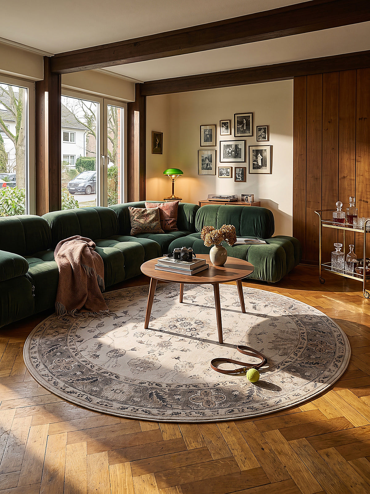 Teppich Beige-Grau rund im modernen Wohnzimmer_