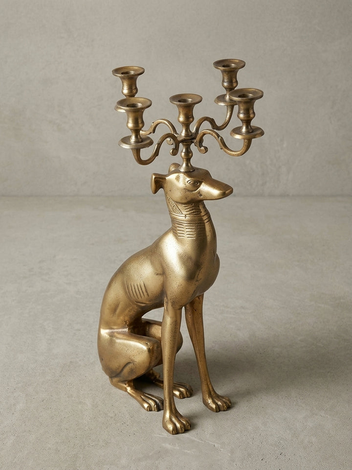 Gesamtüberblick des extravaganten Kerzenständers aus massivem Aluminium, der als goldene Hundefigur ein Highlight in jedem Raum darstellt._