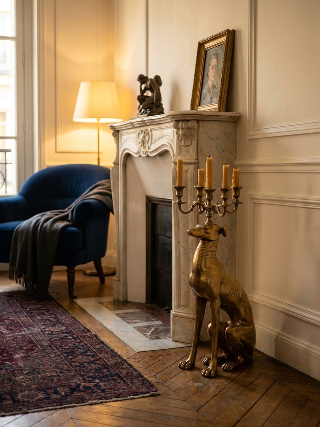 Detailansicht des Windhund-Kerzenhalters mit brennenden Kerzen, der eine warme und einladende Atmosphäre im Wohnzimmer schafft._