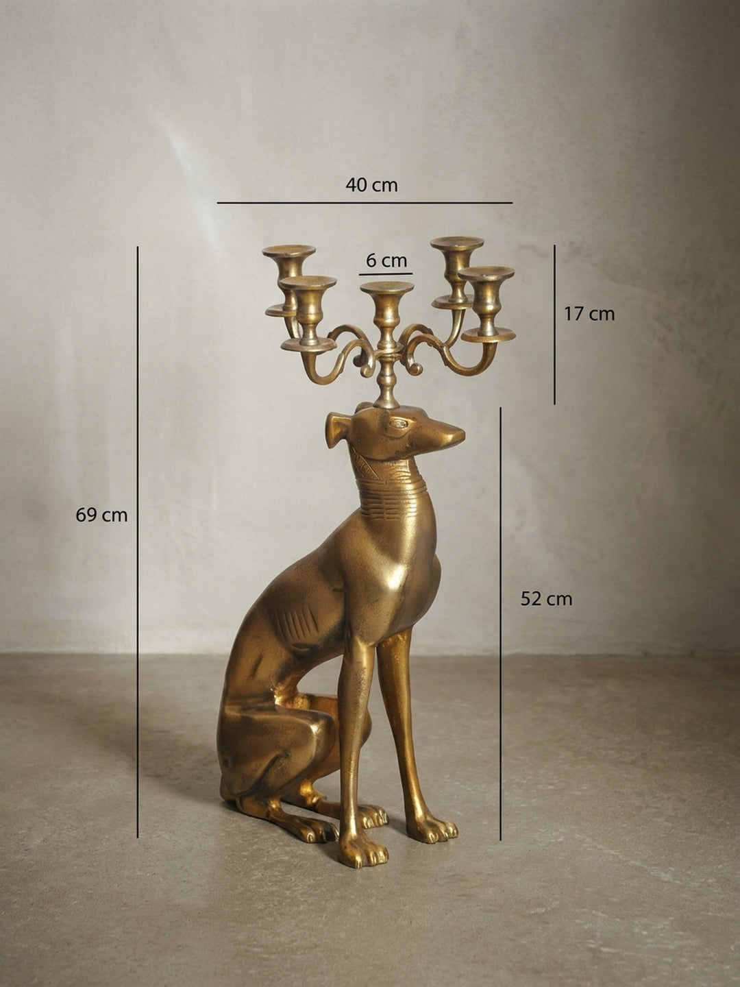Technisches Maßbild des Windhund-Kerzenhalters mit genauen Abmessungen: Gesamthöhe 69 cm, Breite des Leuchters 40 cm._