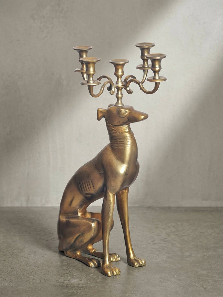Seitenansicht der Dekofigur Windhund mit Kerzenständer, die die schlanke und elegante Silhouette des Tierskulptur-Kerzenhalters hervorhebt._