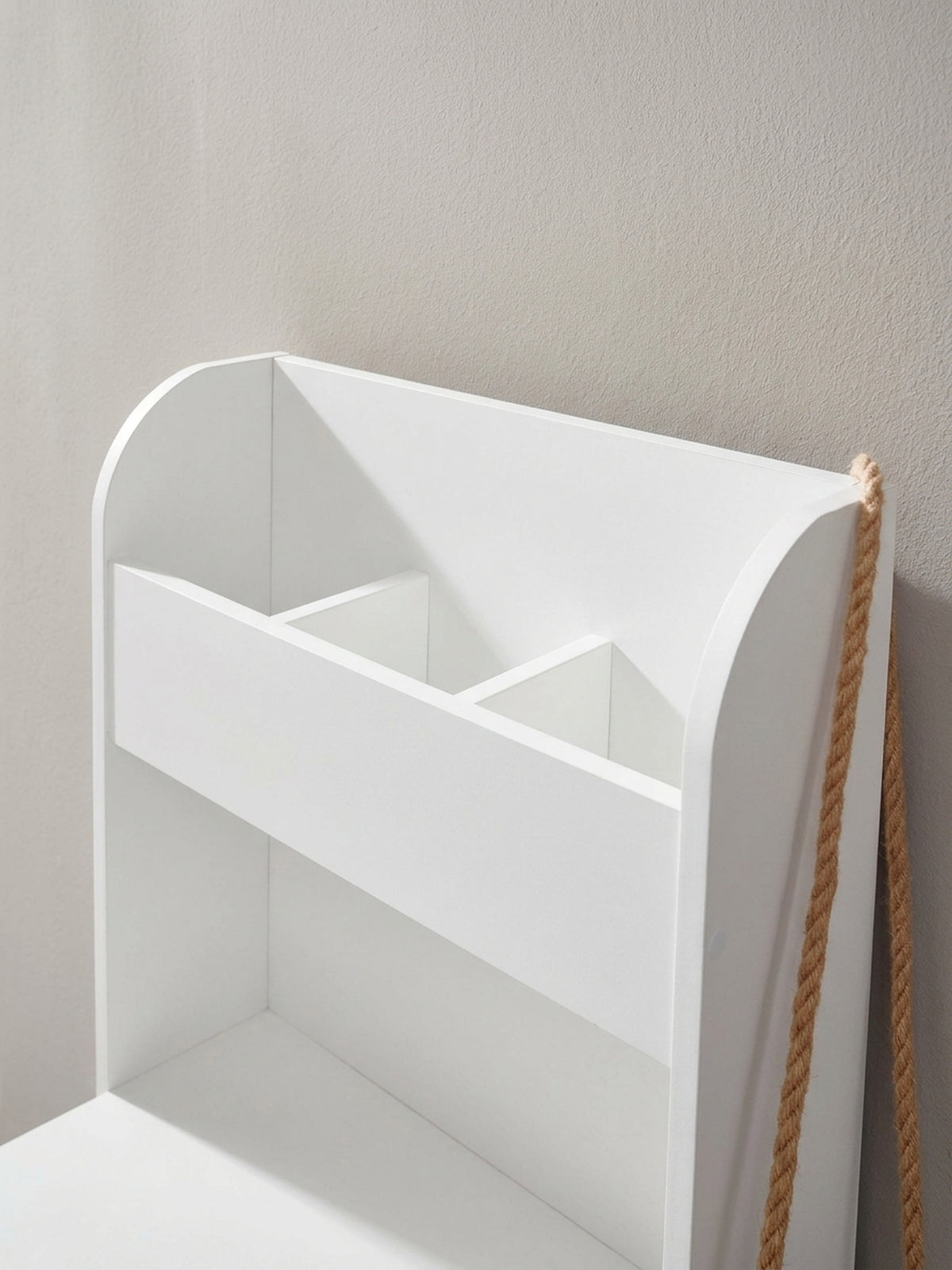 Nahaufnahme des offenen Fachs unter der Tischplatte des Schreibtisches, perfekt zur Aufbewahrung von Papier und Heften, Material: melaminbeschichtete Spanplatte.