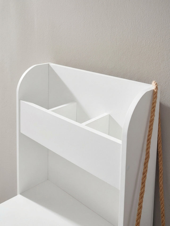 Nahaufnahme des offenen Fachs unter der Tischplatte des Schreibtisches, perfekt zur Aufbewahrung von Papier und Heften, Material: melaminbeschichtete Spanplatte._