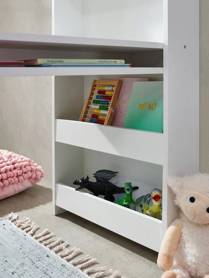 Gesamtüberblick des modernen Kinderschreibtisches mit Regal, betont das kompakte Design und die multifunktionale Nutzung als Mal- und Schultisch._