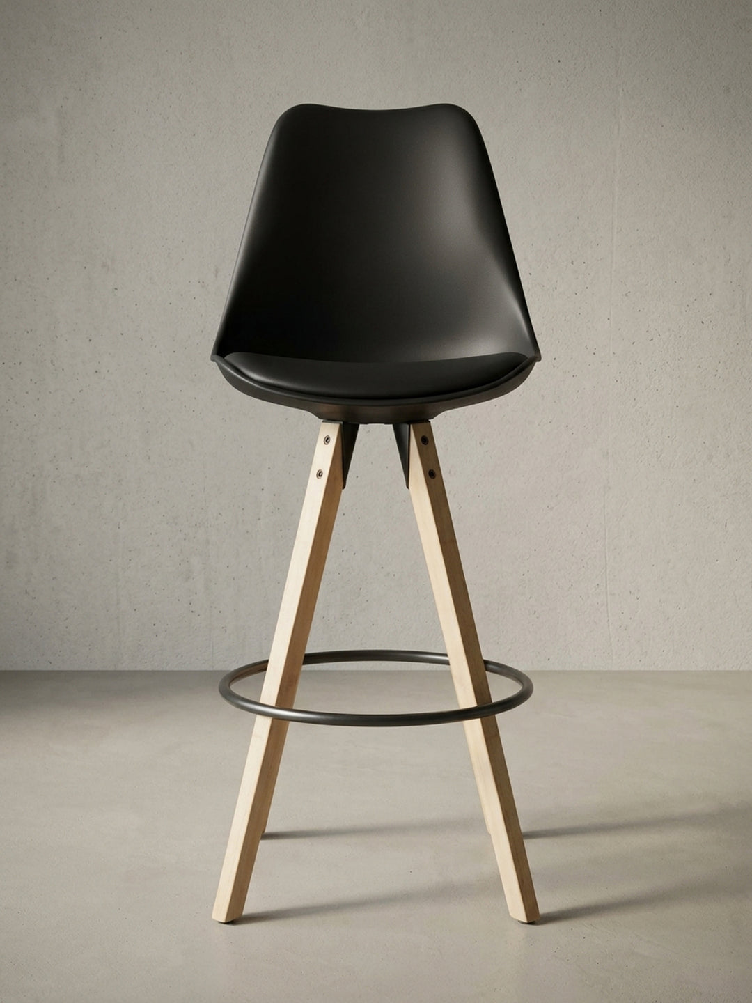 Barhocker Kunstleder schwarz in perspektivischer Ansicht zeigt Form und Proportionen 45x45x113 cm mit Ablagefach und Polsterung auf Studiohintergrund_
