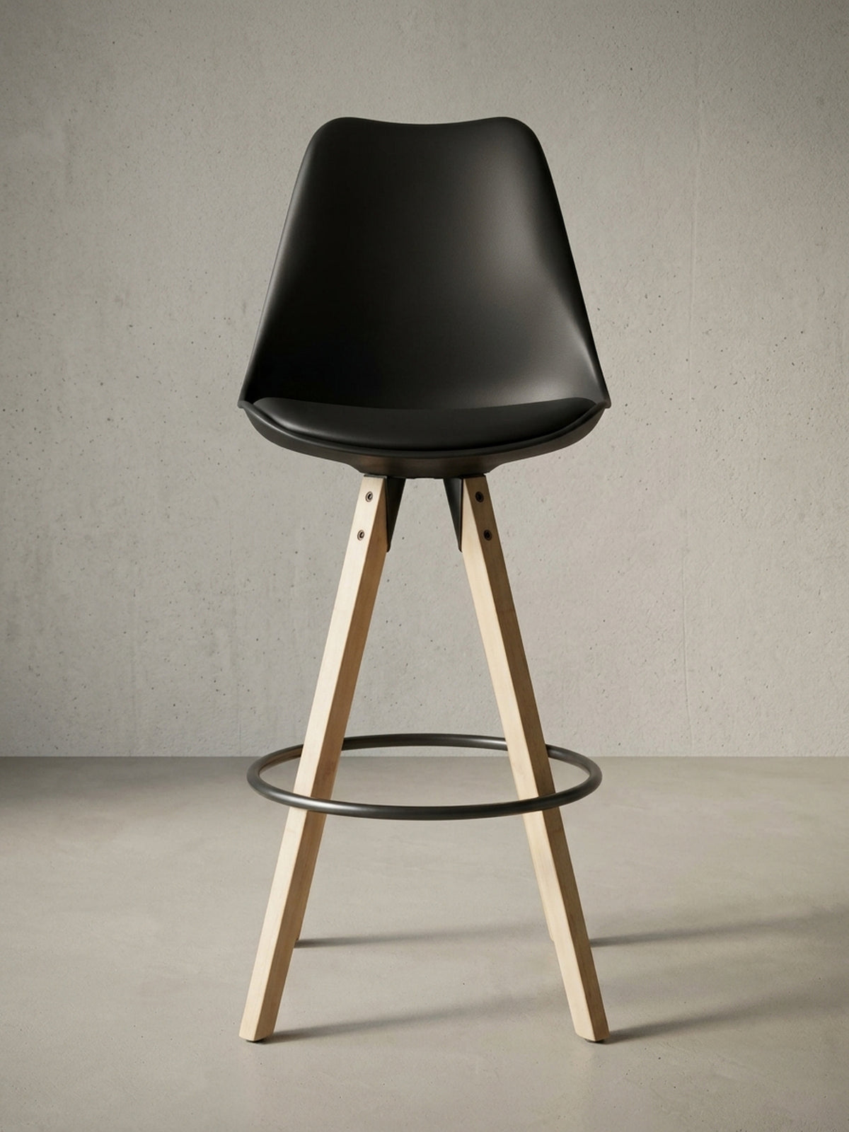 Barhocker Kunstleder schwarz in perspektivischer Ansicht zeigt Form und Proportionen 45x45x113 cm mit Ablagefach und Polsterung auf Studiohintergrund_