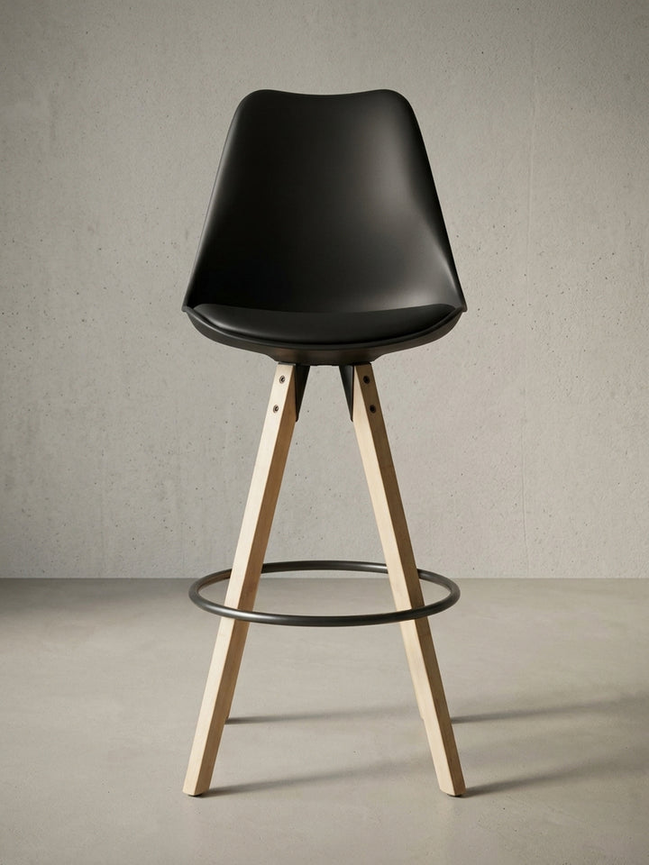 Barhocker Kunstleder schwarz in perspektivischer Ansicht zeigt Form und Proportionen 45x45x113 cm mit Ablagefach und Polsterung auf Studiohintergrund_