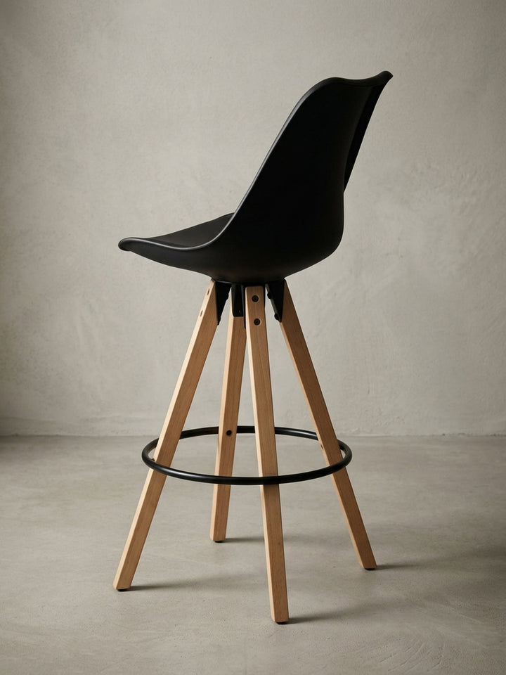 Freisteller Barhocker Kunstleder schwarz 45x45x113 cm freigestellt auf grauem Hintergrund mit Ablagefach und Polsterung zeigt vollständige Silhouette_