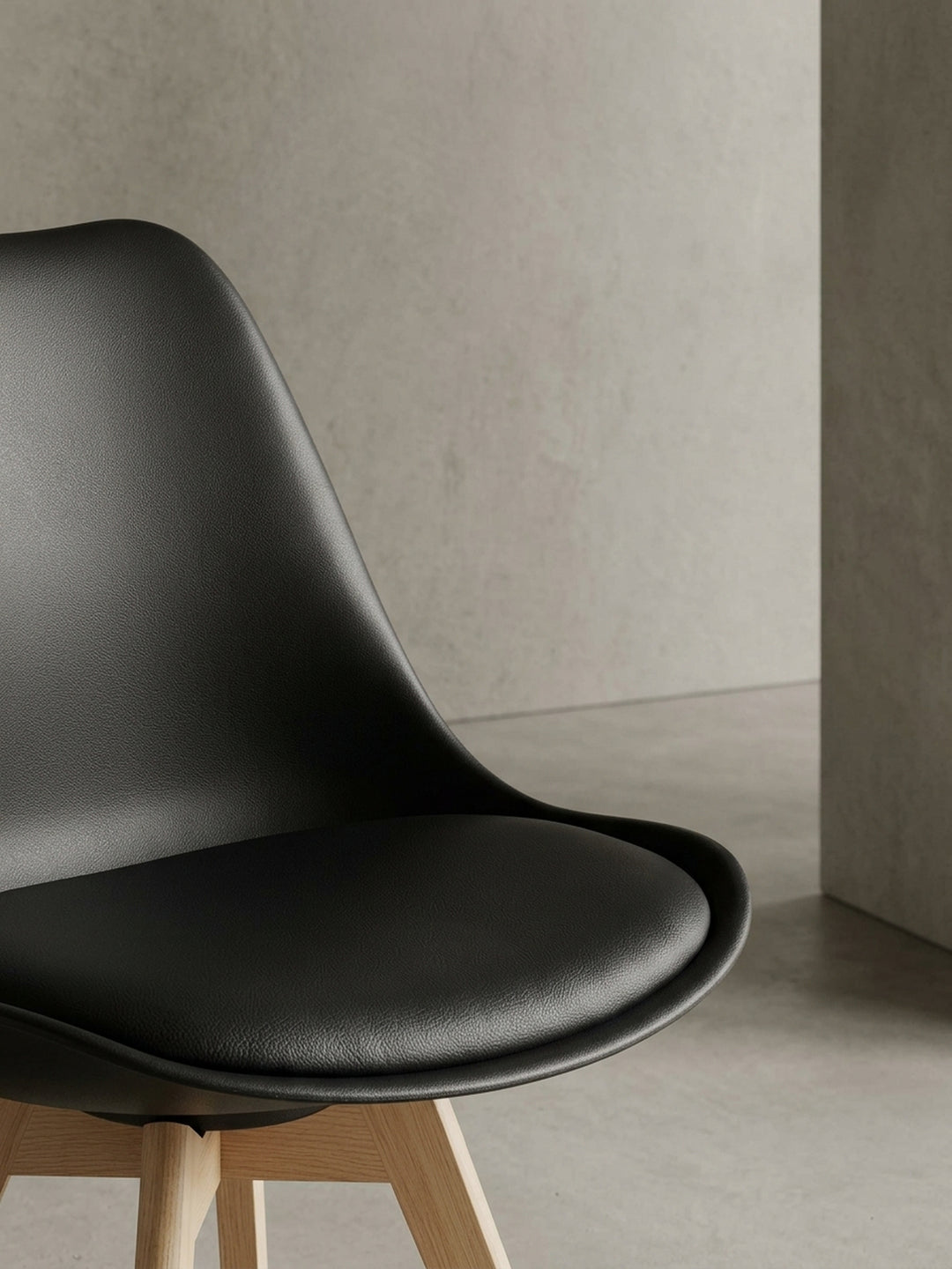 Barhocker aus Kunstleder schwarz 45x45x113 cm Studioaufnahme zeigt Gesamtform und Materialcharakter mit Ablagefach und Polsterung_