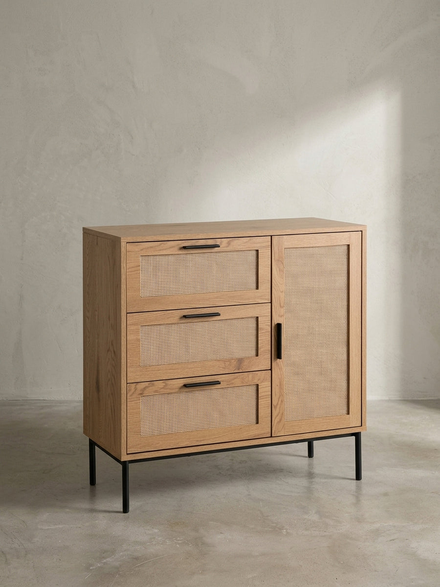 Gesamtüberblick über die Kommode im Japandi-Stil, die mit ihrer Kombination aus Eiche-Dekor, Rattan und schwarzen Akzenten für natürliche Eleganz im Wohnraum sorgt._