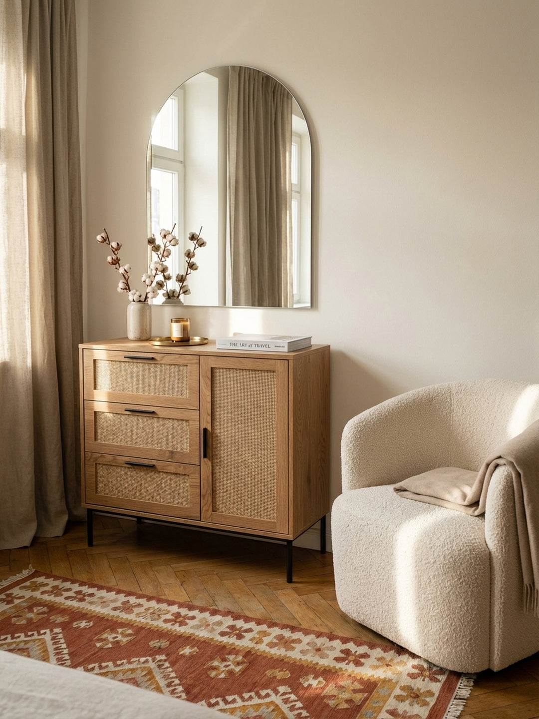 Moderne Flurkommode aus Eichenholz-Dekor und Rattan kombiniert mit einem großen, rahmenlosen Spiegel und einem geflochtenen Korb als stilvolles Ensemble für den Eingang._