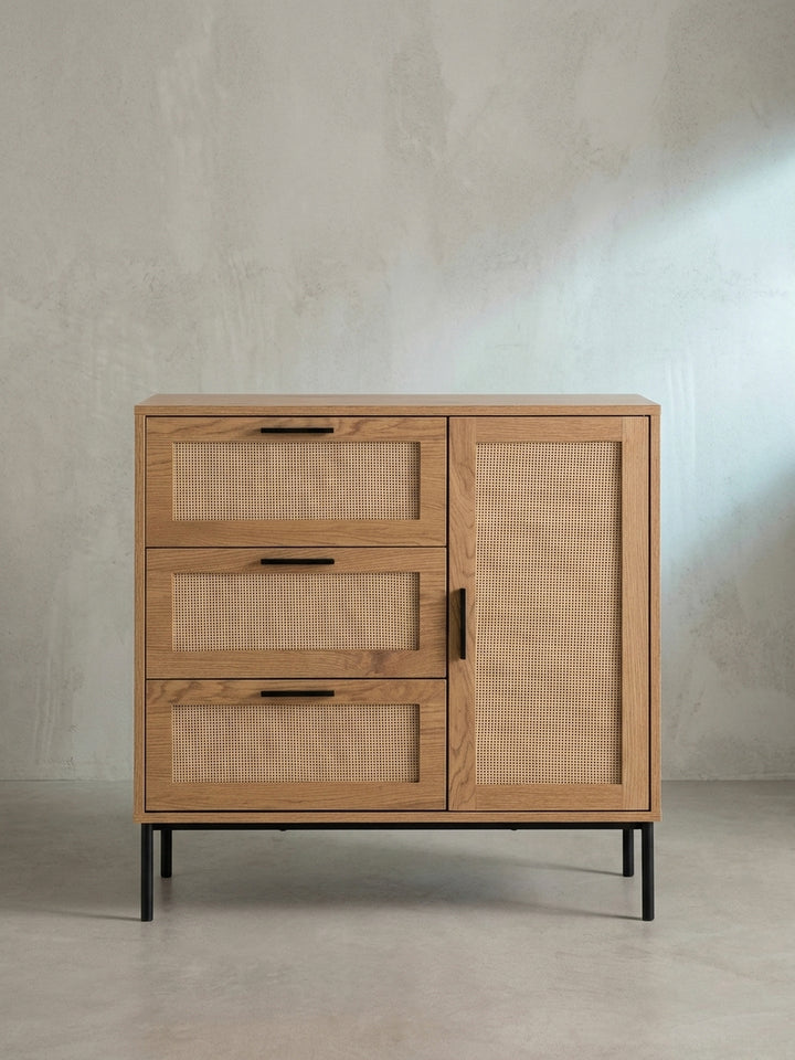 Seitenansicht der Schubladenkommode zeigt die schlanke Silhouette von 36 cm Tiefe und die eleganten, schwarzen Metallfüße, ideal für schmale Flure._