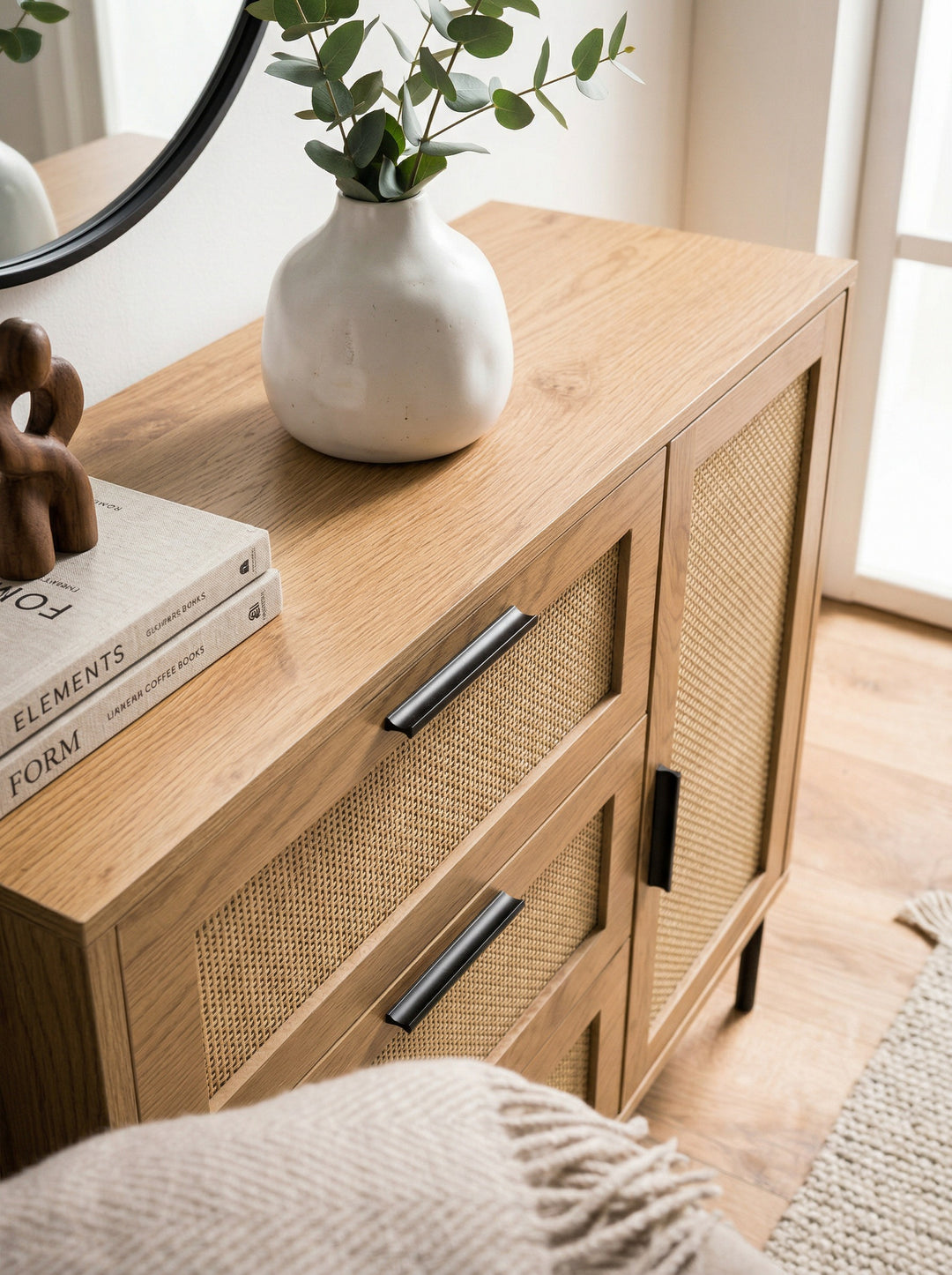 Kommode 80x82x36 cm Flurkommode Eiche-Dekor &amp; Rattan - Sideboard mit drei Schubladen und Tür - Kommodenschrank Modern - Standschrank Anrichte Schubladenkommode_