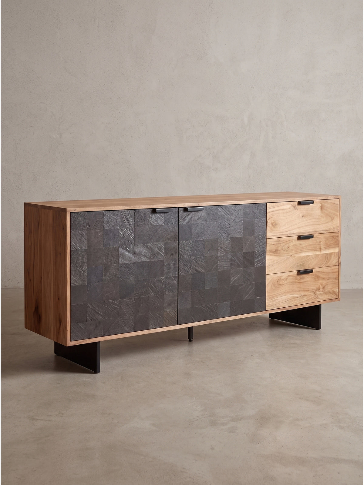 Nahaufnahme des pulverbeschichteten schwarzen Metallfußes und der unteren Holzkante der Anrichte, freigestellt auf weißem Hintergrund._