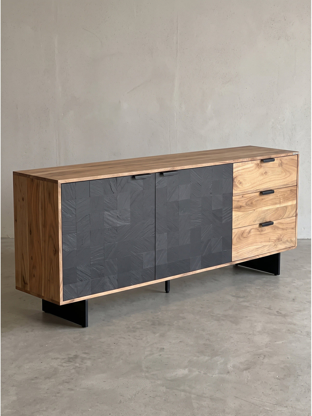 Frontalansicht des 175x76x40 cm Sideboards aus massivem Akazienholz mit zwei dunklen Türen in Steinoptik und drei Holzschubladen auf weißem Grund.