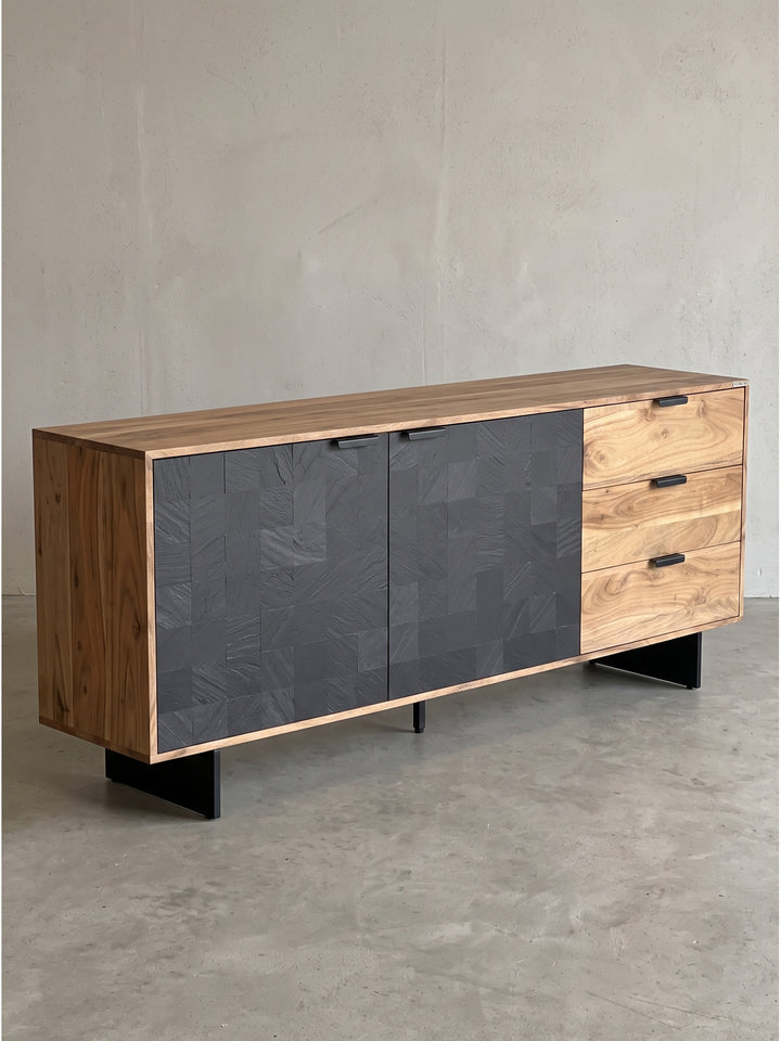 Frontalansicht des 175x76x40 cm Sideboards aus massivem Akazienholz mit zwei dunklen Türen in Steinoptik und drei Holzschubladen auf weißem Grund._