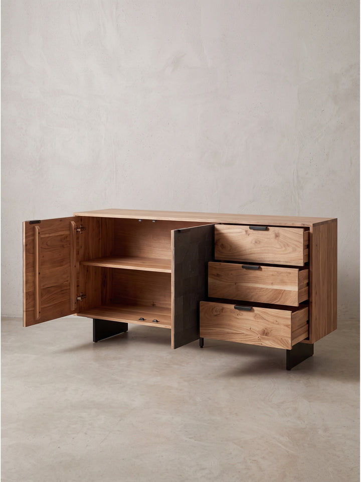 Seitenansicht des flachen Standschranks aus Holz, die die geringe Tiefe von 40 cm und die minimalistische Rahmenkonstruktion hervorhebt._