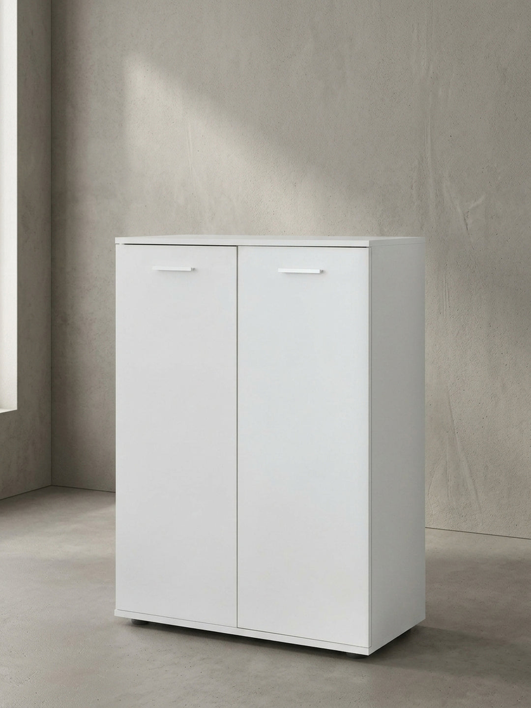 Frontale Ansicht der mattweißen Zweitürer-Kommode 71x104x35cm mit silbernen Metallgriffen freigestellt vor einem sauberen weißen Hintergrund_