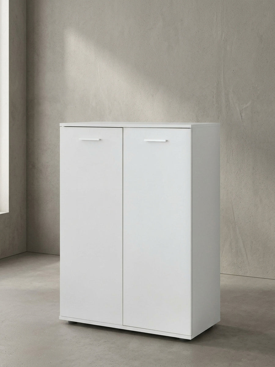 Frontale Ansicht der mattweißen Zweitürer-Kommode 71x104x35cm mit silbernen Metallgriffen freigestellt vor einem sauberen weißen Hintergrund_