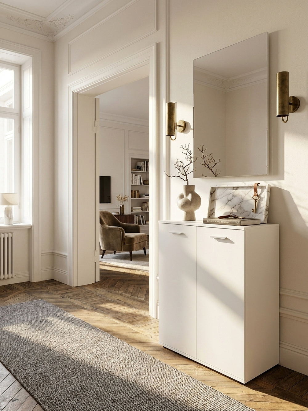 Minimalistische weiße Kommode mit zwei Türen 71x104x35cm im eleganten Flur auf breitem Eichenparkett, geschmückt mit getrockneten Zweigen_