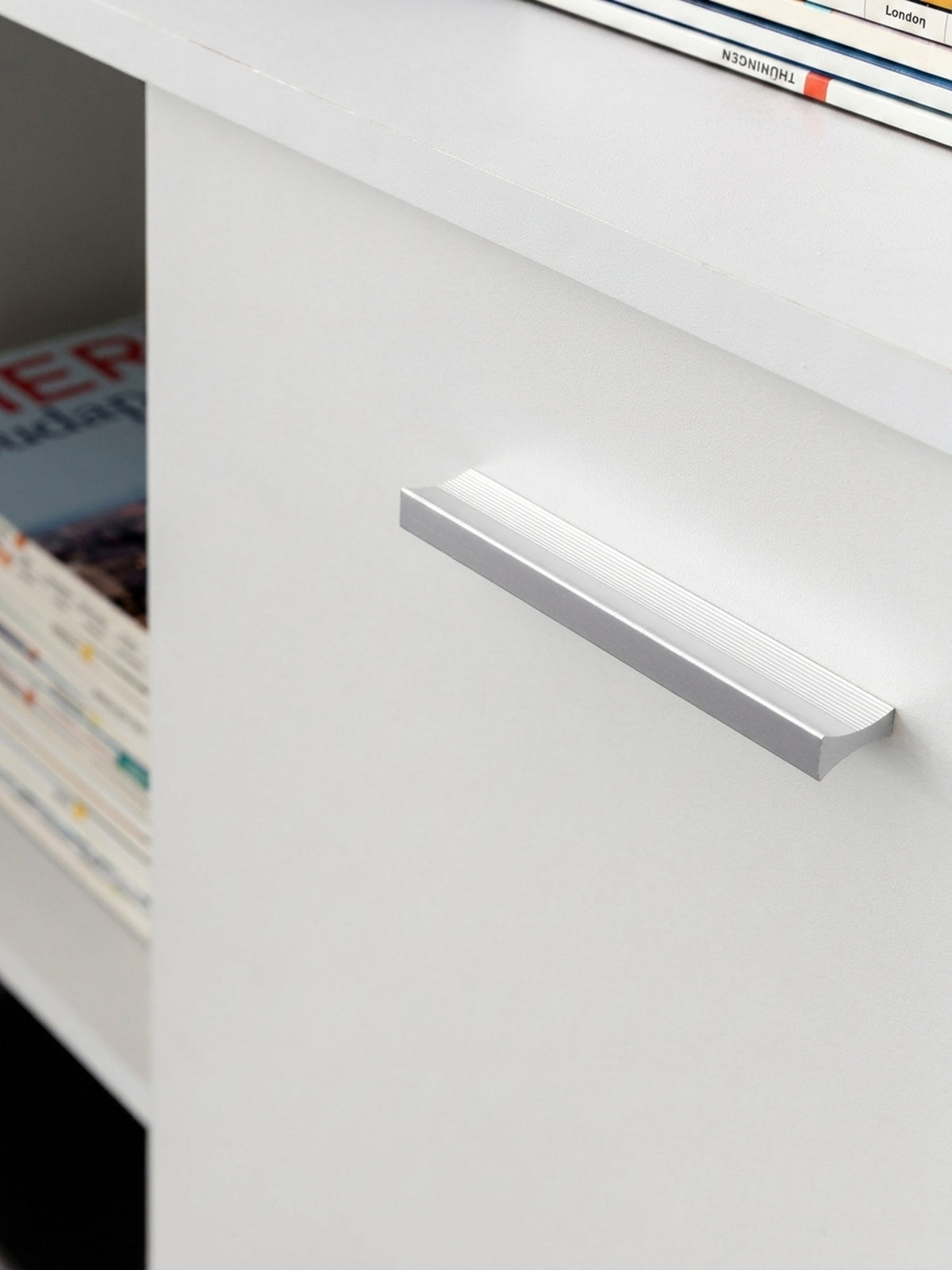 Gesamtansicht des puristischen weißen Sideboards, das ein konsequent minimalistisches Design mit praktischem und geräumigem Stauraum für den Alltag verbindet